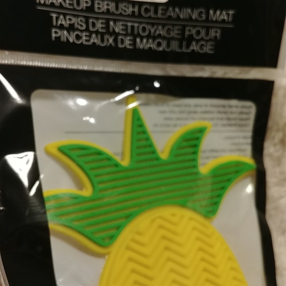 🎉2/$16 Pineapple Makeup Brush Cleaning Mat - Picture 2 of 4